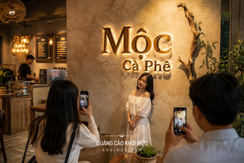 Bức tường tên quán cà phê bằng chữ nổi làm điểm check-in