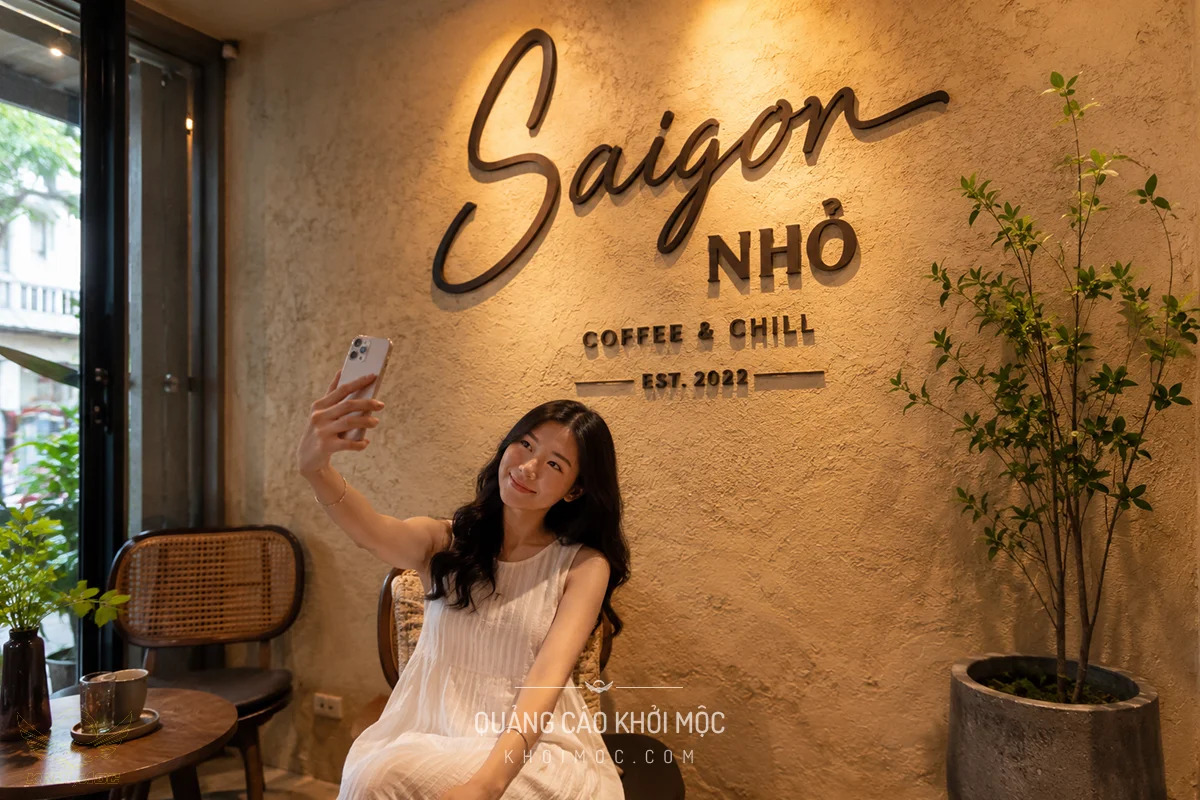 Backdrop check-in trong quán cafe ở TP.HCM có chữ nổi và ánh sáng ấm