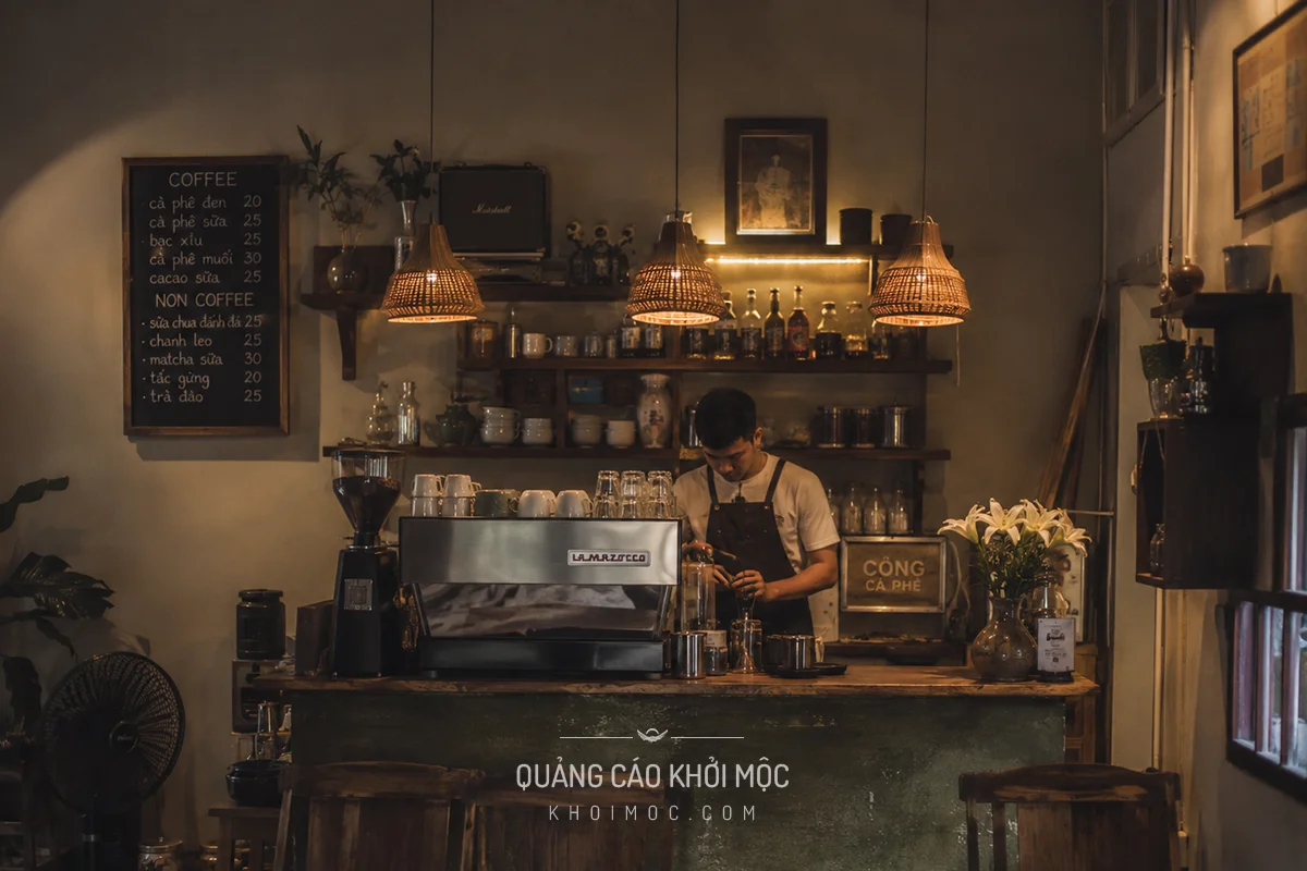 Ánh sáng nhiều lớp tại quầy pha chế quán cà phê nhỏ