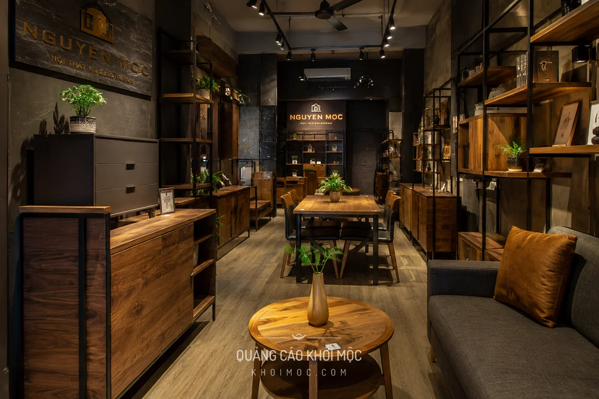 Showroom nội thất kết hợp kim loại xử lý bề mặt và gỗ tự nhiên