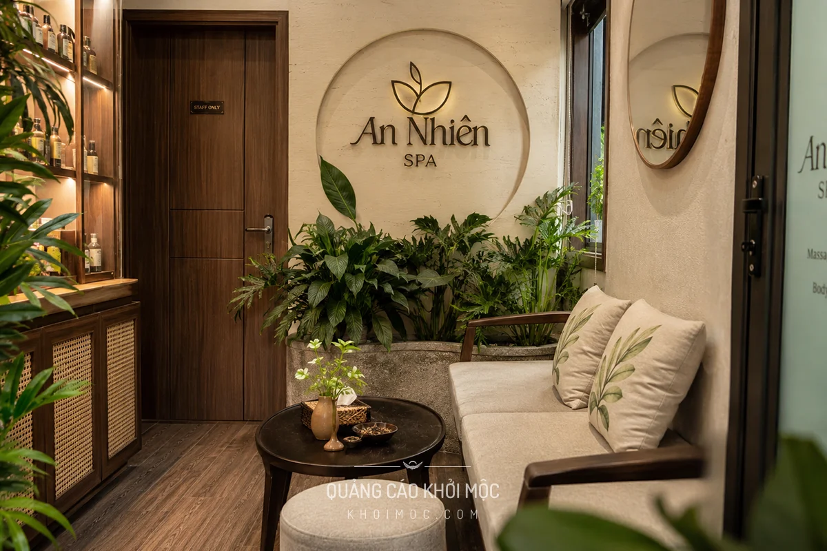 Góc chờ spa nhỏ có mảng xanh cây chịu ẩm