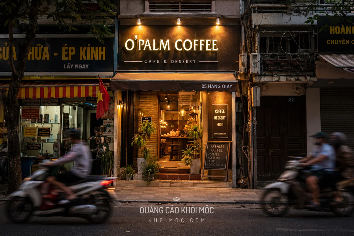 Mặt dựng cửa hàng mặt tiền hẹp lên đèn ấm buổi tối