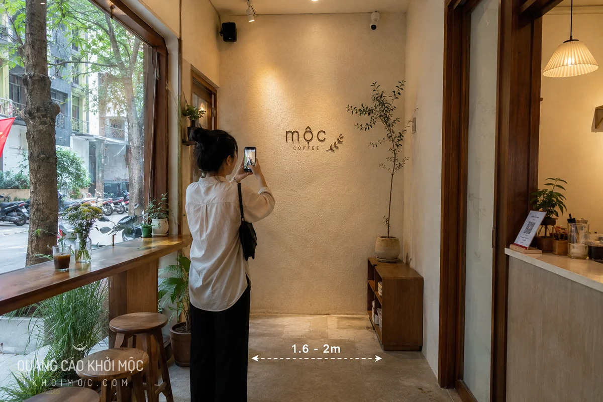 Góc backdrop check-in đặt ở mặt bằng quán nhỏ hẹp