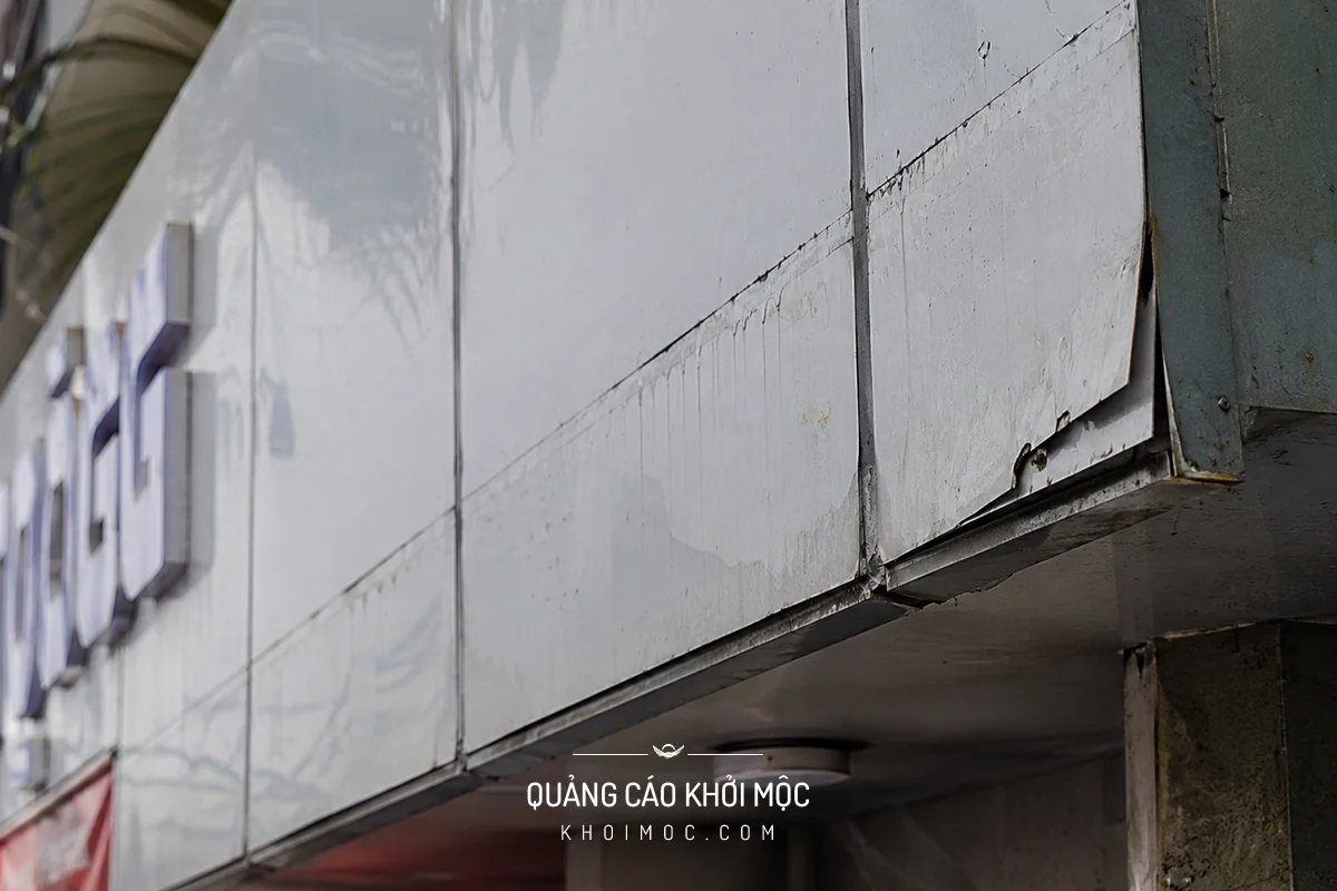 Mặt dựng ốp alu bị bong tróc, ố vàng sau mùa mưa