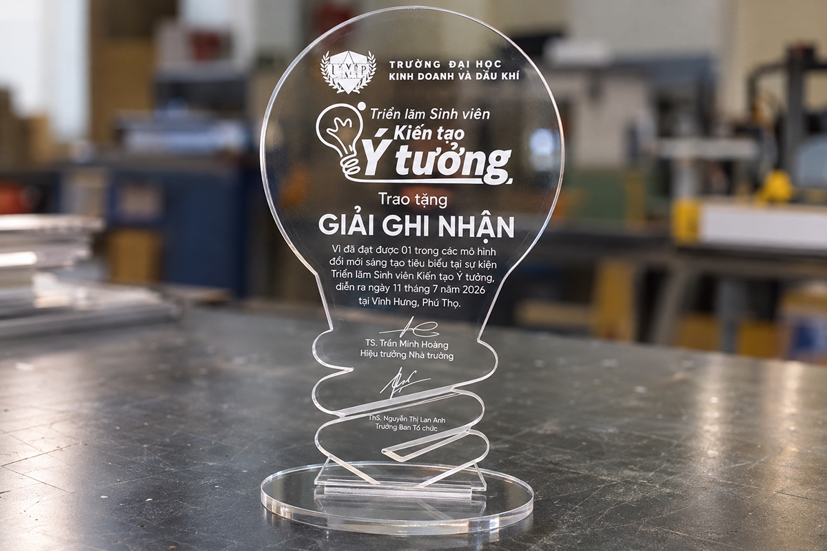 Cúp mica giải ghi nhận trong cuộc thi triển lãm sinh viên sáng tạo
