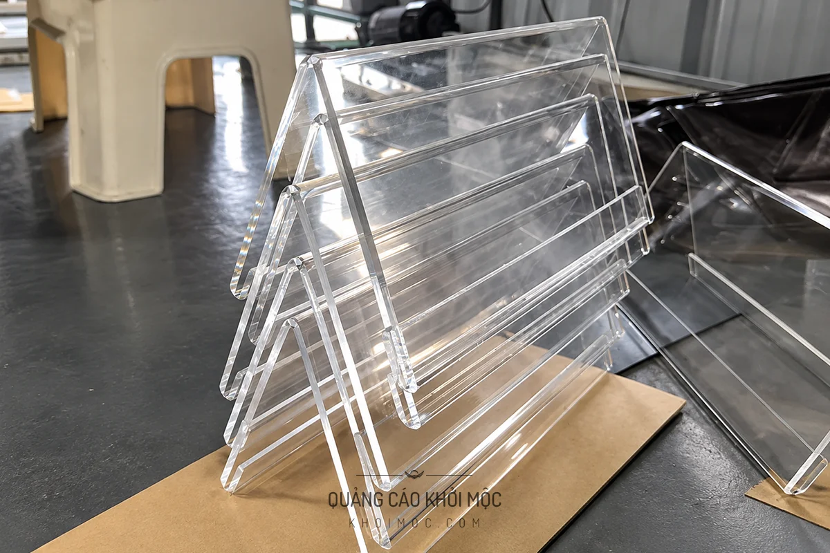 Kệ mica chức danh để bàn dạng gấp đôi, thành phẩm xếp tại xưởng Khởi Mộc Decor